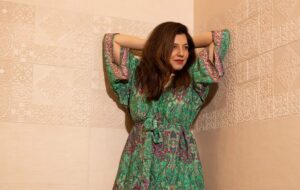 Short Knee silk kimono in emerald green - Image 2